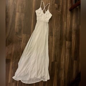 New never worn Lulu's Ivory Lace Wedding Dress